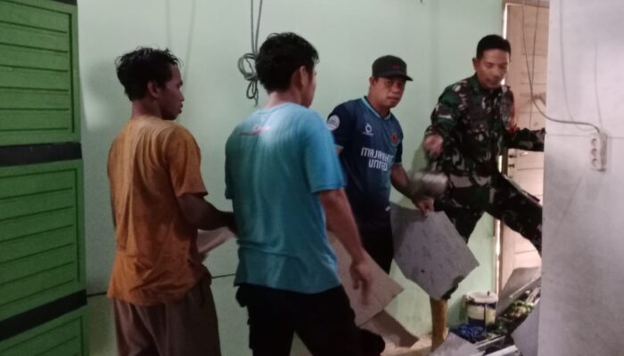 Babinsa dan Warga Gotong Royong Tangani Rumah Tertimpa Talud