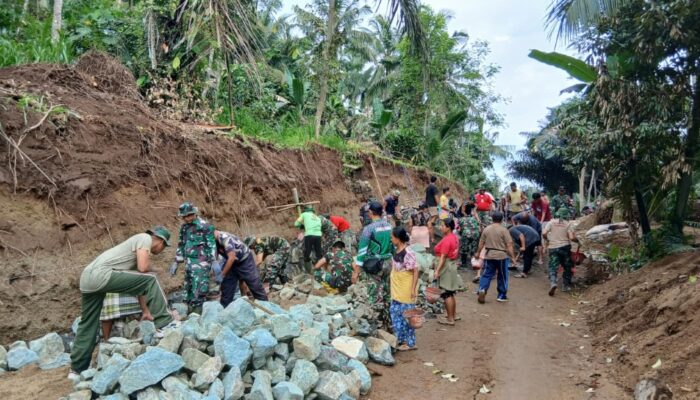 Kebersamaan TNI dan Rakyat Wujudkan Jalan Baru untuk Desa Lingsar