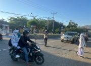 Anggota Lantas Polsek Rasanae Barat Gelar Strong Point Pagi di Depan MTsN 1 Kota Bima