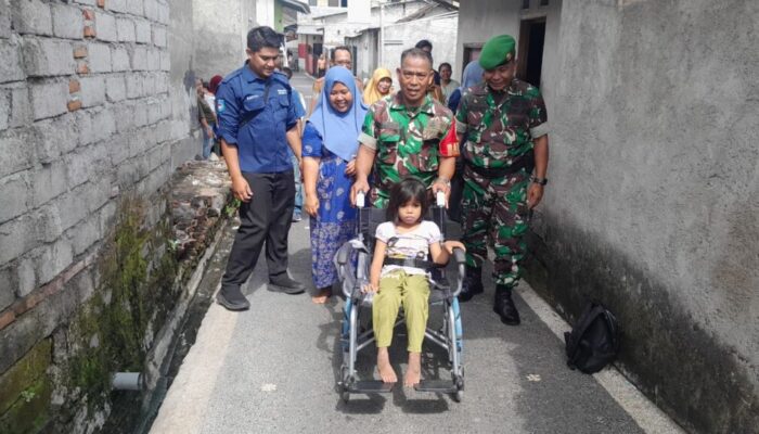 Kodim 1606 Mataram Bagikan Kursi Roda Door to Door