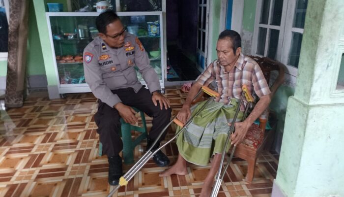 Polres Lombok Barat Salurkan Bantuan Tongkat untuk Lansia di Dusun Gubuk Genteng