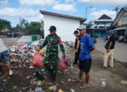 Bersama Warga, Babinsa Sesela Gerakkan Aksi Peduli Lingkungan