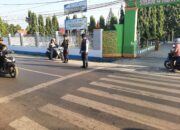 Sat Samapta Polres Bima Kota Laksanakan Gatur Lalin Pagi di Titik Rawan Macet dan Layani Anak Sekolah Menyeberang Jalan