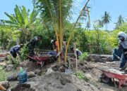 Babinsa Dampingi Pembangunan Drainase, Warga Labuhan Poh Barat Antusias