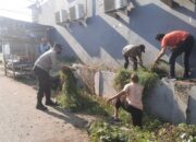 Bhabinkamtibmas Kelurahan Melayu Ikut Gotong Royong Bersama Warga, Wujudkan Lingkungan Bersih dan Aman