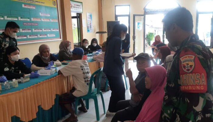 Babinsa dan Mahasiswa Unram Bersatu Peduli Kesehatan Masyarakat