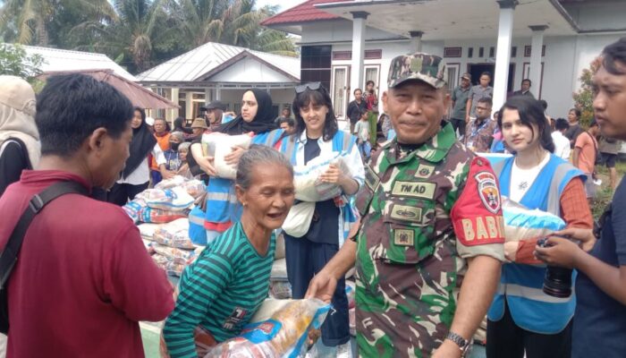 Babinsa Dampingi Pembagian Sembako Zaimah Charity di Batu Rakit