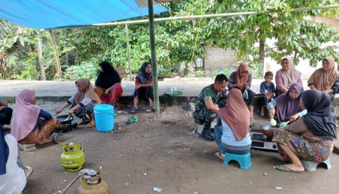 Bakes TMMD Ke-126 Kodim 1606 Mataram Masak Bersama Ibu-Ibu Desa