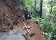 Satgas TMMD 126 Buka Jalur Pipa Air di Lereng Terjal