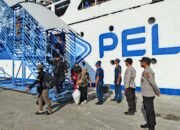 Polsek Kawasan Pelabuhan Laut Bima Laksanakan Pengamanan Kedatangan dan Keberangkatan Kapal KM. Awu di Pelabuhan Bima