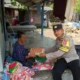 Bhabinkamtibmas Buwun Mas Hadirkan Bantuan Bergizi untuk Warga Sekotong