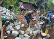Perempuan Tangguh dari Giri Madia Ikut Bangun Talud TMMD