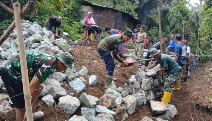 Perempuan Tangguh dari Giri Madia Ikut Bangun Talud TMMD