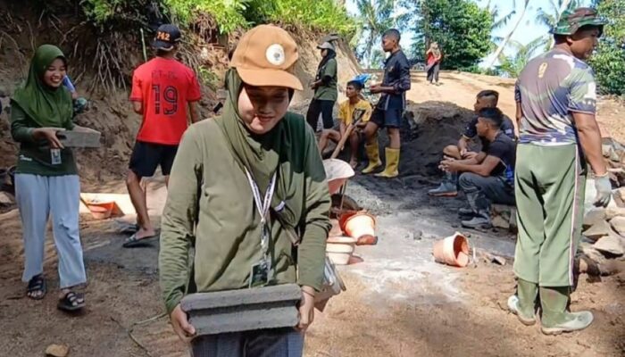 Sinergi TNI, Warga, dan Mahasiswa Unram Bangun Infrastruktur Desa