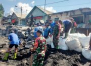 Babinsa dan Warga Bintaro Gotong Royong Pasang Geobag Penahan Gelombang