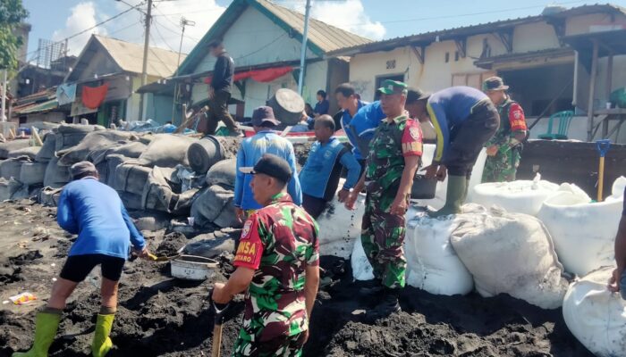 Babinsa dan Warga Bintaro Gotong Royong Pasang Geobag Penahan Gelombang