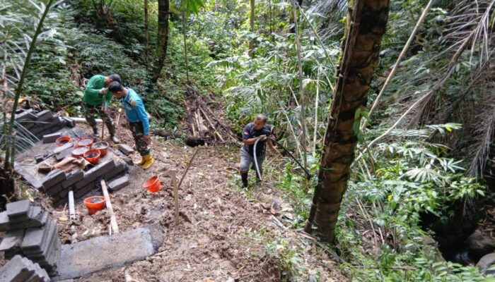 Satgas TMMD dan Warga Gotong Royong Salurkan Air Bersih