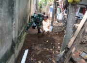 Antisipasi Banjir, Babinsa dan Warga Bersihkan Saluran Air