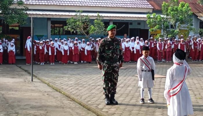 SDN 1 Suranadi Peringati Hari Pahlawan Bersama TNI