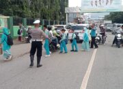 Unit Lantas Polsek Rasanae Barat Polres Bima Kota Laksanakan Kegiatan Rawan Pagi, Bantu Pelajar Menyebrang Jalan