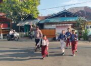 Personel Polsek Rasanae Timur dan Polsubsektor Raba Laksanakan Rawan Pagi, Bantu Anak Sekolah Menyebrang Jalan