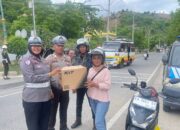 Ops Zebra Rinjani 2025, Polres Bima Kota Bagikan Helm dan Beras Gratis kepada Pengendara