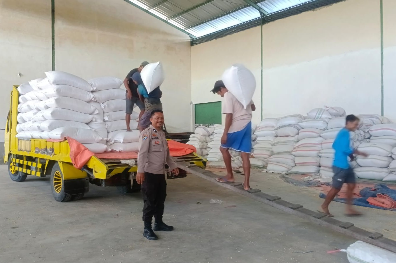 Jaga Stabilitas Pangan, Polsek Gerung Dampingi Penjualan Jagung