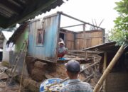 Kepedulian Babinsa Karang Bayan di Tengah Hujan Deras