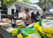 Bhabinkamtibmas Polres Bima Kota Bantu Pendistribusian Bazar Pangan Murah di Kelurahan Sadia