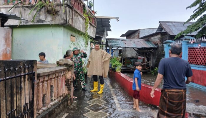 Babinsa dan Lurah Pantau Luapan Sungai di Ampenan