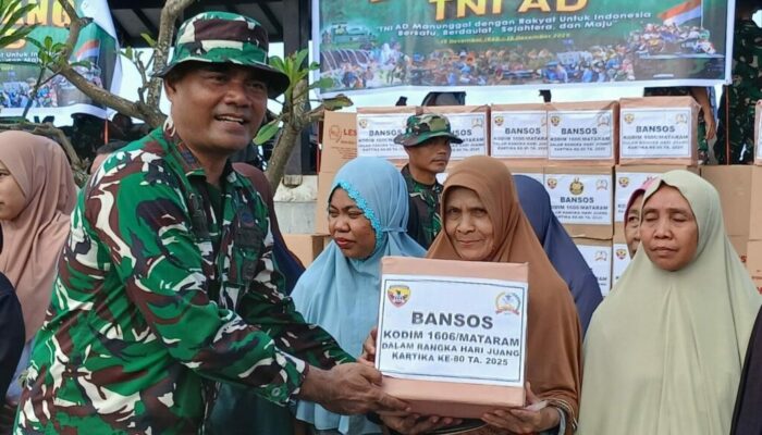 Kodim 1606 Mataram Salurkan Bansos untuk 200 Pekerja Kota