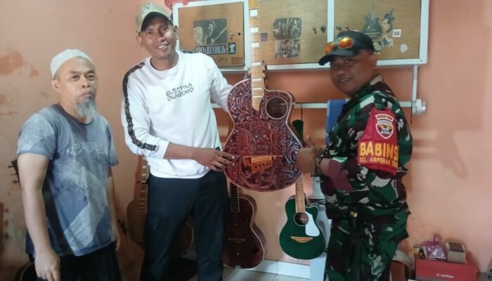 Gitar Akustik Rumahan Ampenan Diminati Turis Mancanegara
