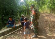 Komsos Babinsa Perkuat Keamanan Lingkungan Dusun Batu Kemalik