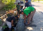 Babinsa dan Warga Segara Katon Bersatu Bersihkan Selokan