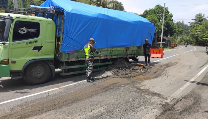 Babinsa Sigap Atasi Truk Amblas di Jalur Gilimas