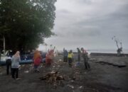 TNI dan Warga Bergerak Cepat Bersihkan Pantai Tercemar