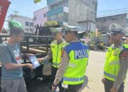 Sat Lantas Polres Bima Kota Laksanakan Pembagian Brosur dan Dikmas Lantas kepada Pengemudi Pick Up