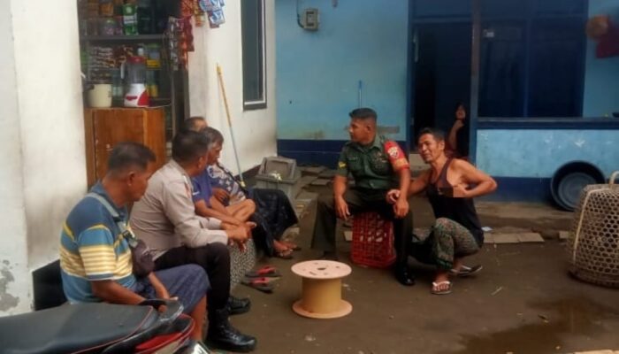 Babinsa dan Polisi Ajak Warga Peteluan Indah Cegah Banjir