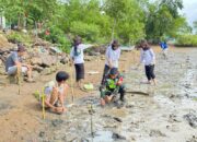 Aksi Nyata Babinsa–Mahasiswa Lestarikan Pesisir Sekotong