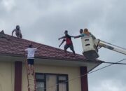 Aksi Heroik di Polres Bima Kota, Kapolres Bima Kota Berhasil Persuasif Seorang Pria Turun dari Atap