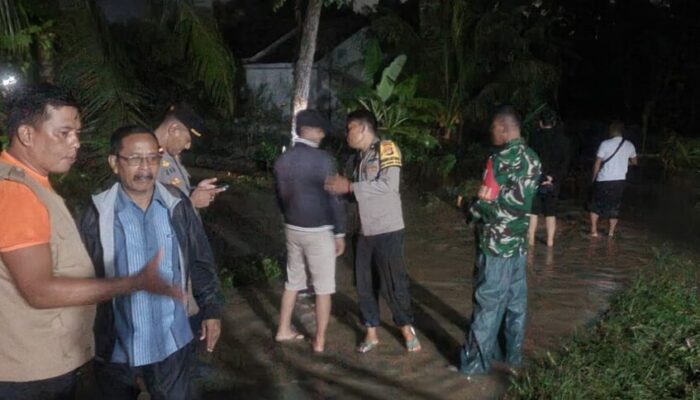 TNI–Aparat Desa Hadir di Tengah Banjir Kuripan