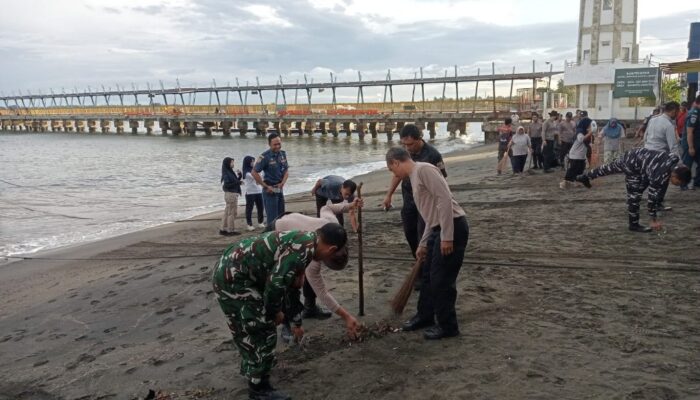 TNI-Polri dan Warga Bersatu Bersihkan Pantai KLU