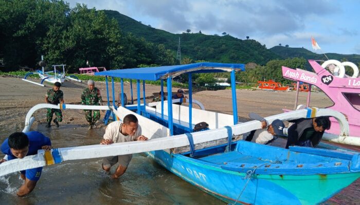 Babinsa dan Warga Kompak Dorong Perahu