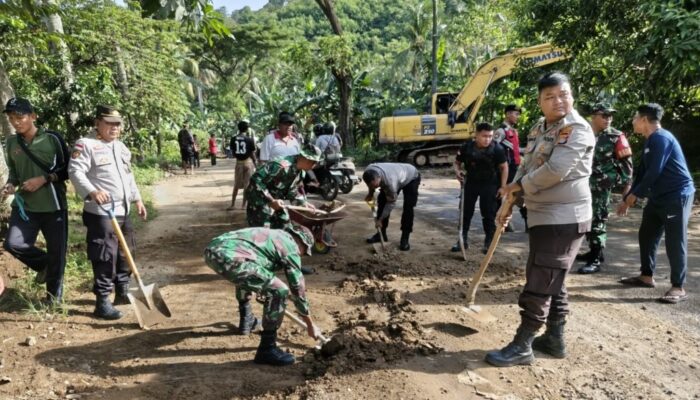 Sinergi TNI–Polri dan Warga Pulihkan Akses Jalan Sekotong