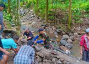 Kebersamaan Warga Perkuat Talud Jembatan Ranjok Timur