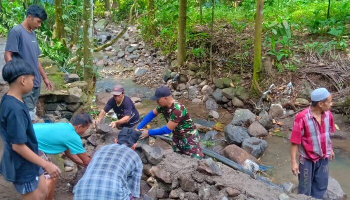 Kebersamaan Warga Perkuat Talud Jembatan Ranjok Timur