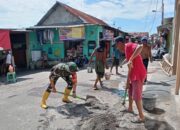 Sambut Ramadhan, Babinsa dan Warga Perbaiki Mushola