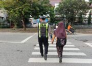 Sat Lantas Polres Bima Kota Bantu Seberangkan Pejalan Kaki dan Anak Sekolah, Ciptakan Kamseltibcarlantas yang Lancar