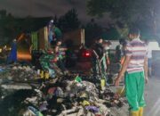 Sinergi TNI dan DLHK Bersihkan Sampah di Gunungsari