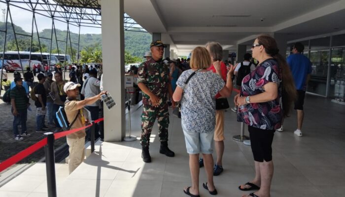 Babinsa Beri Arahan Humanis Sambut Wisatawan Kapal Pesiar